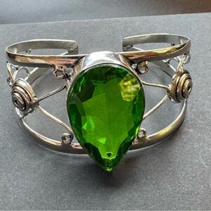 Stunning Peridot Bracelet! Solid pear-shaped peridot in 825 Sterling Silver.